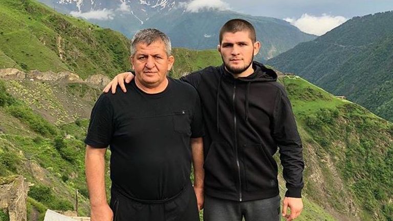 Khabib Nurmagomedov avec son défunt père (Photo: Instagram / Khabib Nurmagomedov)

