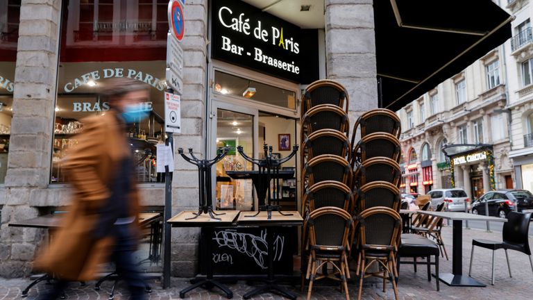 La France met en place un couvre-feu de 21 heures à Paris et dans d'autres grandes villes