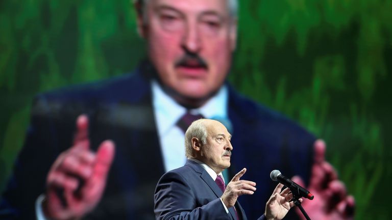 PHOTO DE DOSSIER: Le président biélorusse Alexander Lukashenko prend la parole au forum de l'Union des femmes à Minsk, en Biélorussie, le 17 septembre 2020. Tut.Par via REUTERS ATTENTION RÉDACTEURS - CETTE IMAGE A ÉTÉ FOURNIE PAR UN TIERS.  CRÉDIT OBLIGATOIRE / Photo de dossier
