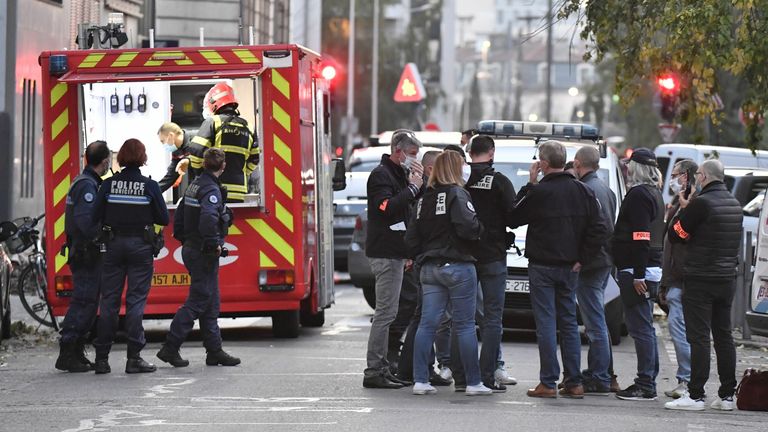 Le personnel de sécurité et d'urgence se trouve le 31 octobre 2020 à Lyon sur les lieux où un assaillant armé d'un fusil à canon tronqué a blessé un prêtre orthodoxe dans une fusillade avant de s'enfuir, a indiqué une source policière.  - Le prêtre, de nationalité grecque, fermait son église lors de l'attaque et se trouve maintenant dans un état grave, a déclaré la source, qui a demandé à ne pas être nommée.  La fusillade survient trois jours après que trois personnes ont été tuées dans un saccage au couteau.  Pic: Getty