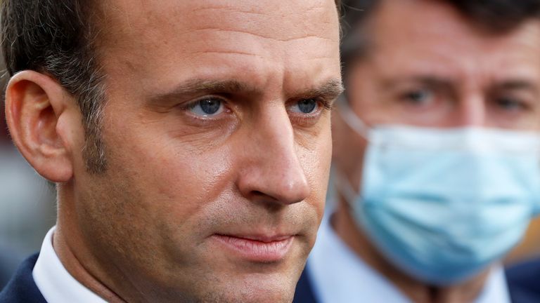 Le président français Emmanuel Macron regarde alors qu'il s'adresse aux médias lors de la visite sur les lieux d'un attentat au couteau à l'église Notre-Dame de Nice, France, 29 octobre 2020. REUTERS / Eric Gaillard / Pool
