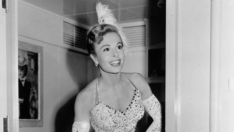 Marge Champion se prépare pour sa prochaine scène