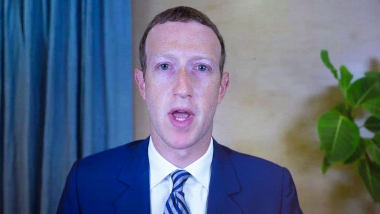 WASHINGTON, DC - 28 OCTOBRE: Le PDG de Facebook Mark Zuckerberg apparaît sur un écran alors qu'il témoigne à distance lors de l'audition du Comité du commerce, des sciences et des transports du Sénat `` La section 230's Sweeping Immunity Enable Big Tech Bad Behavior? '', Sur Capitol Hill, octobre 28 février 2020 à Washington, DC.  PDG de Twitter Jack Dorsey;  PDG d'Alphabet Inc. et de sa filiale Google LLC, Sundar Pichai;  et le PDG de Facebook Mark Zuckerberg ont tous témoigné virtuellement à l'audience.  L'article 230 du Commun