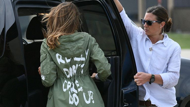 Melania Trump portant une veste ornée des mots 