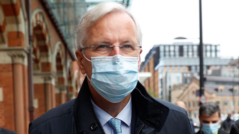 Le négociateur européen du Brexit, Michel Barnier, quitte l'Eurostar à Londres, en Grande-Bretagne, le 9 septembre 2020. REUTERS / Peter Nicholls