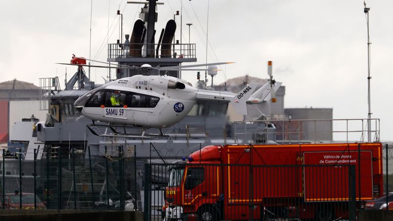 Un hélicoptère de sauvetage SAMU français atterrit près d'un navire de sauvetage lors d'une opération de recherche après qu'un bateau transportant environ 20 migrants a chaviré au large de Loon-Plage près de Dunkerque, dans le nord de la France, le 27 octobre 2020. REUTERS / Pascal Rossignol
