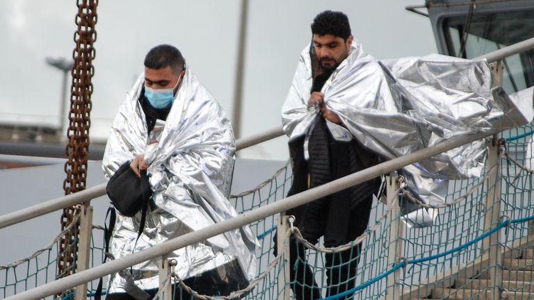 Deux hommes retournent à Calais après avoir été récupérés avec 15 autres par un bateau de sauvetage