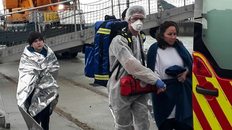 Des équipes de secours françaises à Calais aidant un groupe de 17 migrants secourus alors qu'ils tentaient de rejoindre l'Angleterre en traversant la Manche sur un bateau pneumatique