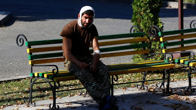Un homme blessé est assis sur un banc près d'un hôpital de Stepanakert dans la région séparatiste du Haut-Karabakh