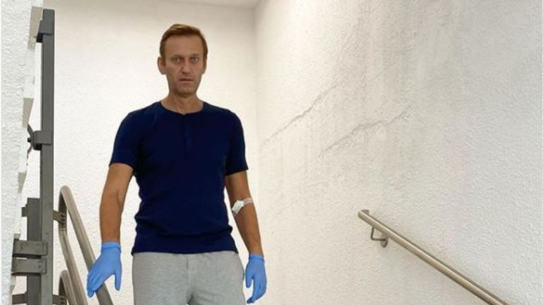 Alexei Navalny descendant les escaliers à l'hôpital.  Pic: Alexei Navalny / Instagram