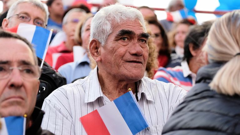 Les loyalistes tiennent des drapeaux nationaux français