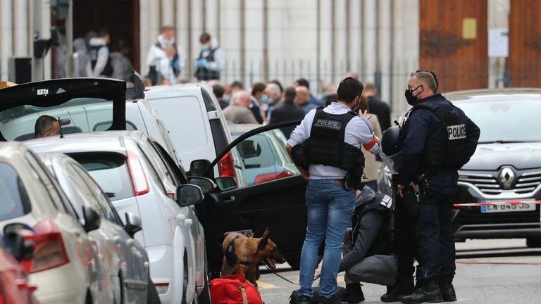 Des soldats et des policiers français sécurisent le site d'une attaque au couteau à Nice le 29 octobre 2020. - Les procureurs nationaux antiterroristes français ont déclaré jeudi avoir ouvert une enquête pour meurtre après qu'un homme a tué trois personnes dans une basilique du centre de Nice et en a blessé plusieurs autres .  Le maire de la ville, Christian Estrosi, a déclaré aux journalistes sur les lieux que l'assaillant, détenu peu après par la police, 