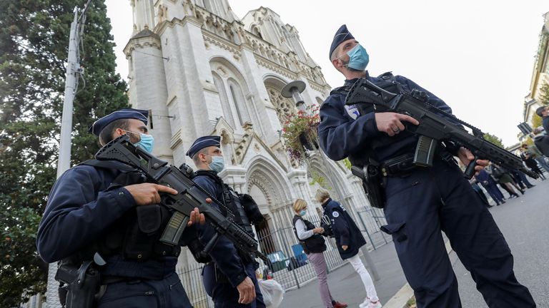 Des policiers montent la garde à l'église Notre-Dame
