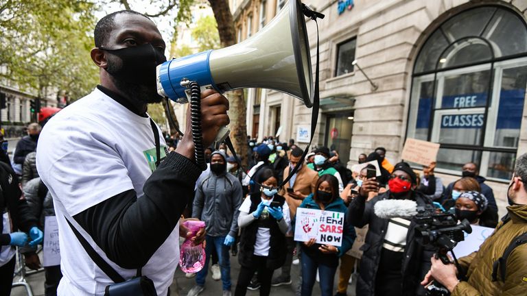 Des manifestants contre le SRAS à Londres le 11 octobre
