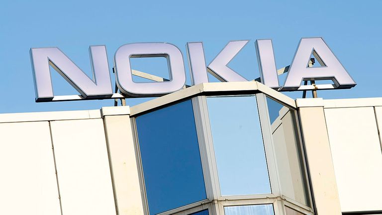 BOCHUM, ALLEMAGNE - 10 février: Le logo de l'usine Nokia est représenté le 10 février 2008 à Bochum en Allemagne.  Le géant de la téléphonie mobile Nokia prévoit de fermer son usine de Bochum en licenciant env.  2 300 employés citant la hausse des coûts de main-d'œuvre.  (Photo par Jens Koch / Getty Images)
