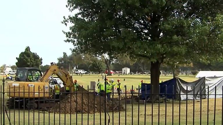 Archéologues au cimetière d'Oaklawn.  Pic: KTUL