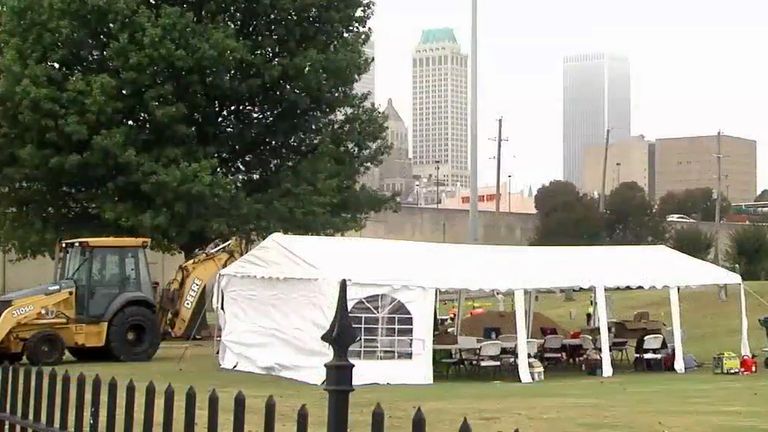 Archéologues au cimetière d'Oaklawn.  Pic: KTUL