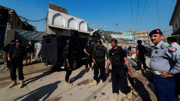 Le personnel de sécurité sécurise une rue après une explosion dans une école religieuse de Peshawar le 27 octobre 2020. - Au moins quatre étudiants ont été tués et des dizaines d'autres blessés le 27 octobre lorsqu'une bombe a explosé lors d'un cours dans leur école religieuse au Pakistan, ont déclaré des responsables. .  (Photo par Abdul MAJEED / AFP) (Photo par ABDUL MAJEED / AFP via Getty Images)