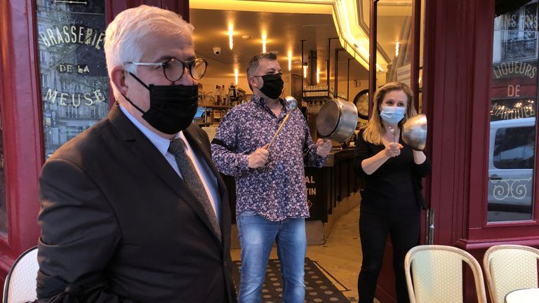 Marcel Benezet, chef de la branche cafés et restaurants GNI, se tient aux côtés des employés de la restauration française, portant des brassards noirs et frappant des pots, lors d'une manifestation devant leur restaurant La Ville de Provins à Paris dans le cadre d'une journée d'actions pour exhorter les autorités françaises à éviter les fermetures ou restrictions pour lutter contre l'épidémie de coronavirus (COVID-19) en France
