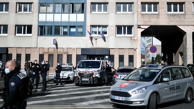 Des policiers devant le commissariat de Champigny-sur-Marne après l'attentat