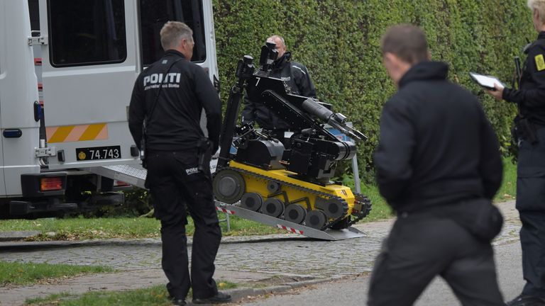 Les agents de police sont vus comme Peter Madsen (non illustré) est entouré par la police à Albertslund, Danemark, le 20 octobre 2020. Ritzau Scanpix / Nils Meilvang via REUTERS ATTENTION EDITEURS - CETTE IMAGE A ÉTÉ FOURNIE PAR UN TIERS.  DANEMARK OUT.  AUCUNE VENTE COMMERCIALE OU ÉDITORIALE AU DANEMARK.