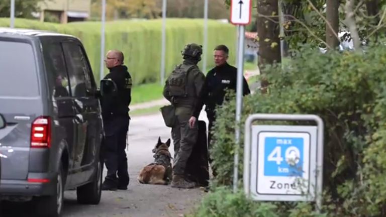 Services d'urgence sur les lieux.  Pic: TV2.DK
