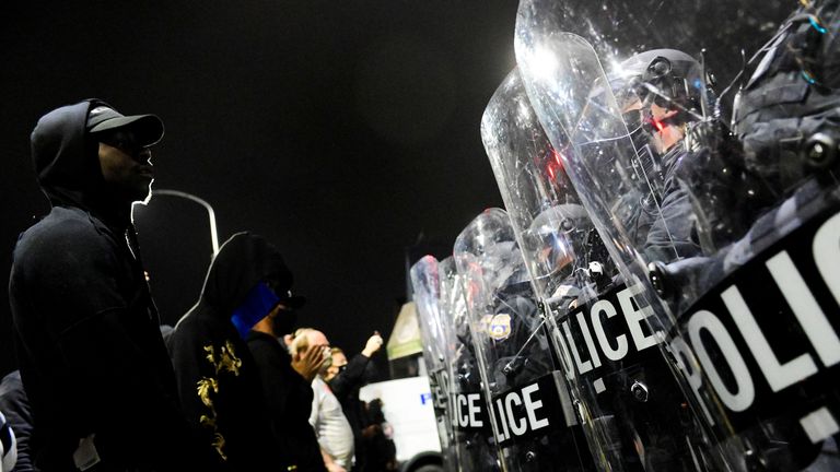 Des manifestants affrontent la police lors de la deuxième nuit de manifestations