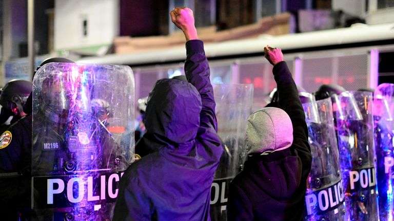Les manifestants ont défilé dans les rues en scandant