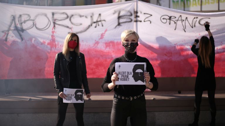 Les femmes protestent contre l'imposition de nouvelles restrictions sur la loi sur l'avortement en Pologne à Szczecin Les femmes protestent contre l'imposition de nouvelles restrictions sur la loi sur l'avortement en Pologne à Szczecin, Pologne le 22 octobre 2020. Cezary Aszkielowicz / Agencja Gazeta via REUTERS À L'ATTENTION DES RÉDACTEURS - CETTE IMAGE A ÉTÉ FOURNIE PAR UN TROISIÈME IMAGE FÊTE.  POLOGNE HORS.  PAS DE VENTES COMMERCIALES OU EDITORIALES EN POLOGNE.