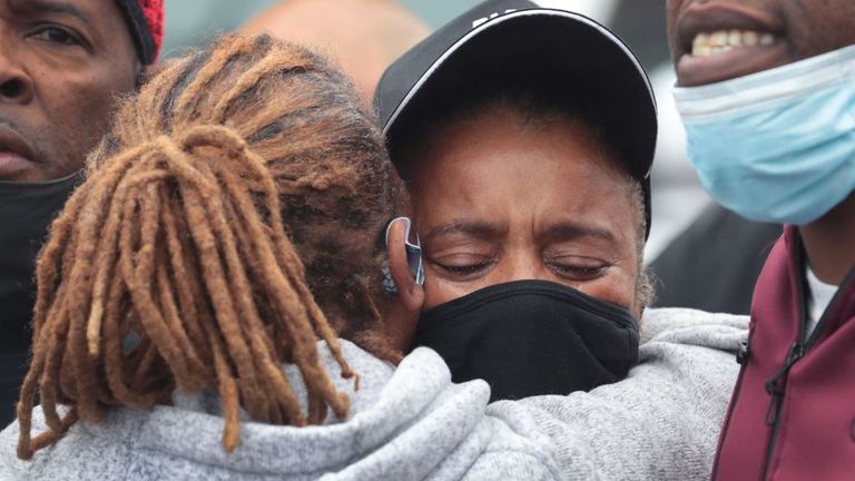 La grand-mère Sherrellis Stinnette se joint aux manifestants pour protester contre la fusillade de la police qui a laissé son petit-fils mort 