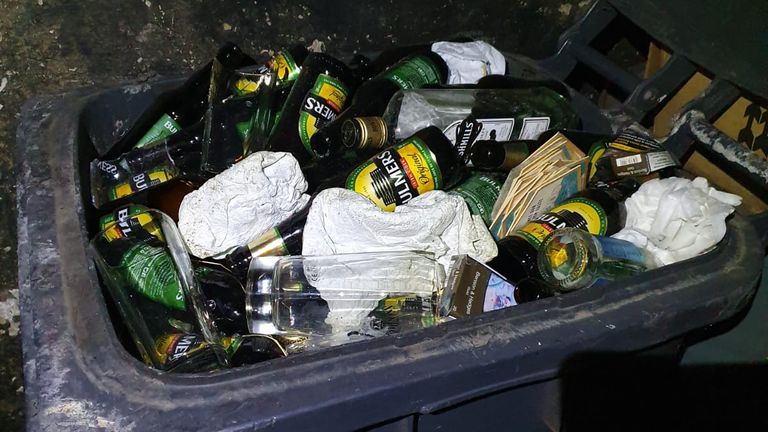 Un bac à l'extérieur des locaux était plein de bouteilles de boissons vides