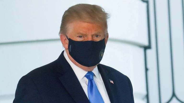 Donald Trump se dirige vers l'hélicoptère Marine One pour être transporté de la Maison Blanche au centre médical Walter Reed