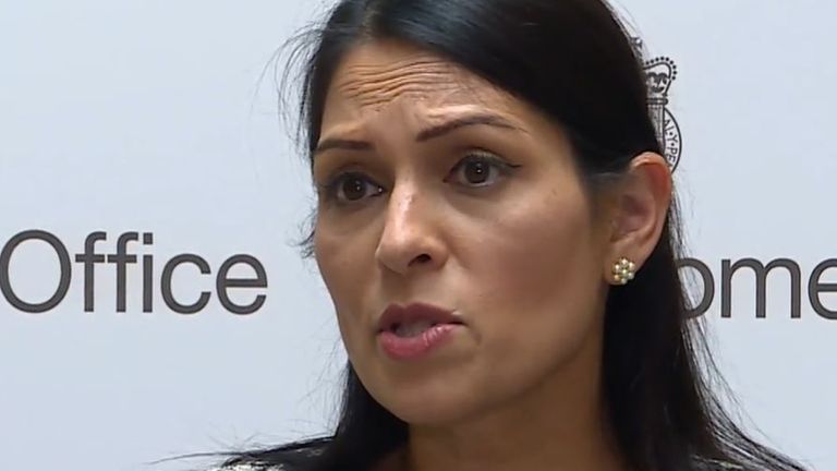 Priti Patel réagit à la nouvelle qu'un policier a été abattu à Croydon