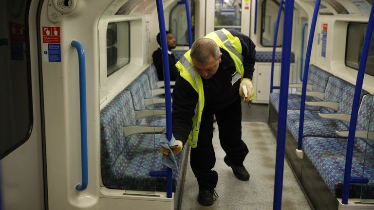 Le nettoyage fréquent des surfaces dans les transports publics a été dès le départ une priorité élevée