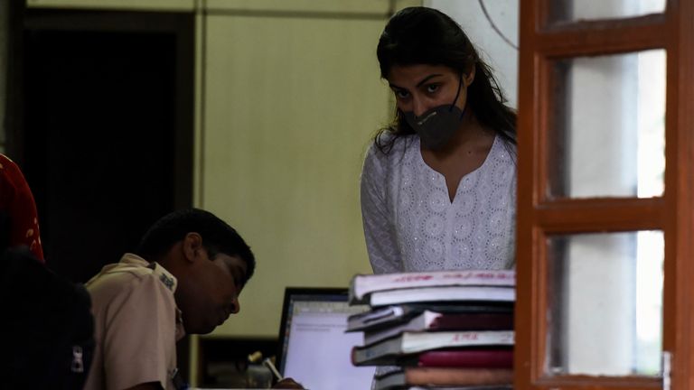 L'actrice de Bollywood Rhea Chakraborty regarde en attendant son arrivée à un poste de police pour une enquête un jour après avoir obtenu une caution, à Mumbai le 8 octobre 2020. - L'actrice de Bollywood Rhea Chakraborty a obtenu une caution le 7 octobre, près d'un mois après avoir été arrêtée pour aurait acheté de la drogue pour son ex-petit ami, l'acteur Sushant Singh Rajput, dont le suicide a déclenché une tempête médiatique en Inde