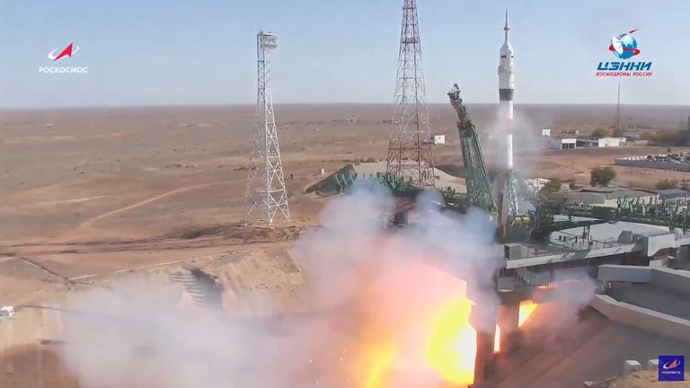 Le vaisseau spatial Soyouz MS-17 décolle vers la Station spatiale internationale (ISS) depuis la rampe de lancement du cosmodrome de Baïkonour, au Kazakhstan.  Pic: Roscosmos / Reuters