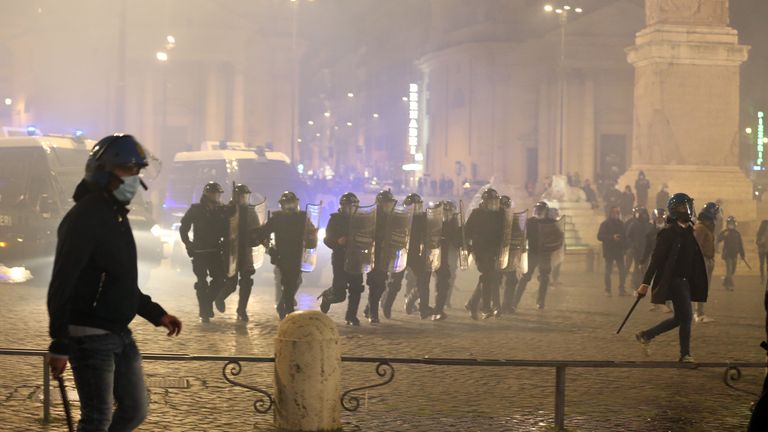 

ROME, ITALIE - 27 OCTOBRE: La police s'est affrontée avec des manifestants à Rome qui s'étaient rassemblés pour dénoncer le dernier ensemble de restrictions introduites en raison de la pandémie de maladie à coronavirus (COVID-19) le 27 octobre 2020 à Rome, en Italie.  Quelque 200 personnes se sont rassemblées sur la Piazza del Popolo et ont commencé à lancer des pétards et des bombes fumigènes sur la police après avoir reçu l'ordre de se disperser.  (Photo par Elisabetta A. Villa / Getty Images)
