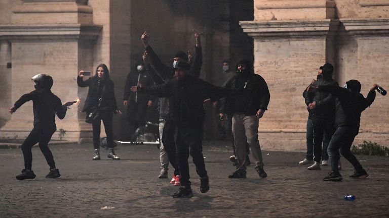 Les gens se heurtent à la police alors qu'ils protestent contre les mesures de restriction du gouvernement pour freiner la propagation de Covid-19 à Rome, le 27 octobre 2020. - Des milliers de manifestants italiens en colère contre les nouvelles restrictions annoncées pour contrôler la propagation du coronavirus se sont heurtés à la police dans les villes le 26 octobre 2020, à la suite des manifestations du week-end qui ont vu la violence en Italie, alors que les gouvernements européens durcissaient leurs réponses à la contagion.  (Photo par Tiziana FABI / AFP) (Photo par TIZIANA FABI / AFP) 