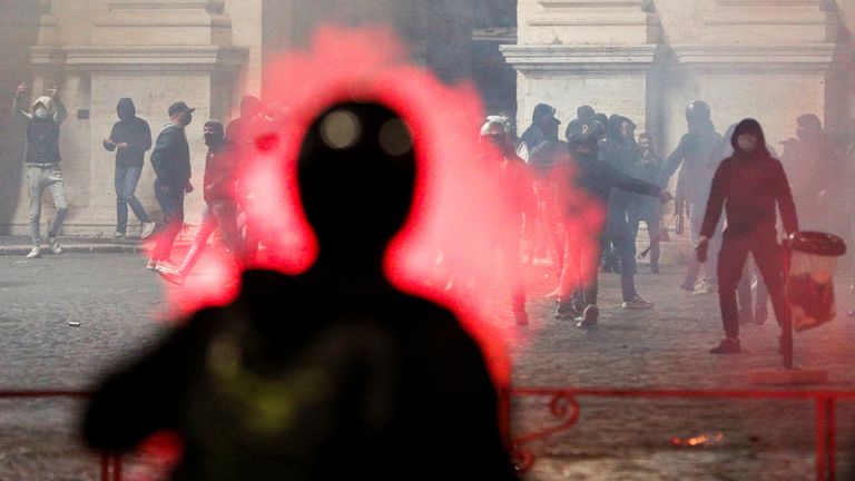 

MATÉRIEL SENSIBLE.  CETTE IMAGE PEUT OFFENDRE OU TROUVER Des manifestants d'extrême droite se heurtent à la police lors d'une manifestation contre les restrictions mises en place pour lutter contre les infections à coronavirus (COVID-19) à Rome, en Italie, le 27 octobre 2020. REUTERS / Guglielmo Mangiapane
