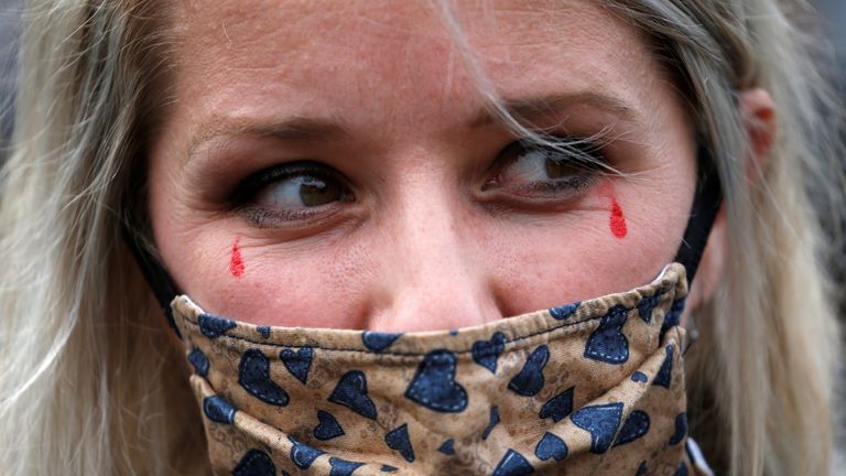 Une femme assiste à un hommage à Samuel Paty, le professeur de français décapité dans les rues de la banlieue parisienne de Conflans St Honorine, place de la République, à Lille, France, le 18 octobre 2020. REUTERS / Pascal Rossignol

