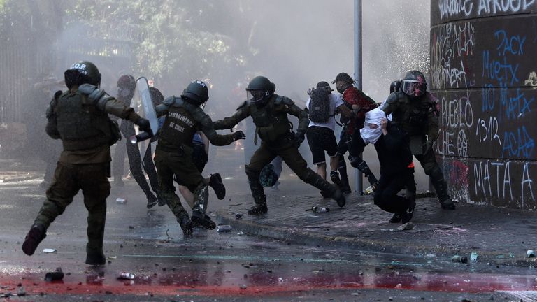 La police anti-émeute affronte des manifestants dans les rues de Santiago 