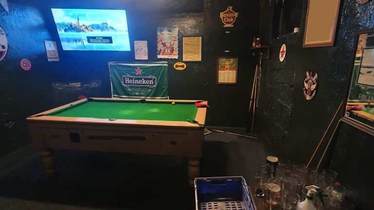 La police a trouvé une pièce contenant une table de billard et un grand écran de télévision