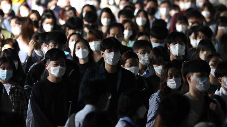 SEOUL, CORÉE DU SUD - 15 SEPTEMBRE: Les navetteurs sud-coréens portent des masques de protection lorsqu'ils se pressent après être descendus du métro aux heures de pointe le 15 septembre 2020 à Séoul, en Corée du Sud.  La Corée du Sud a décidé d'assouplir les restrictions commerciales sur les restaurants, les centres de remise en forme, les chaînes de café en franchise et d'autres installations dans la grande région de Séoul, alors que le pays a décidé dimanche d'assouplir les restrictions antivirus plus strictes dans la région au cours des deux prochaines semaines. 