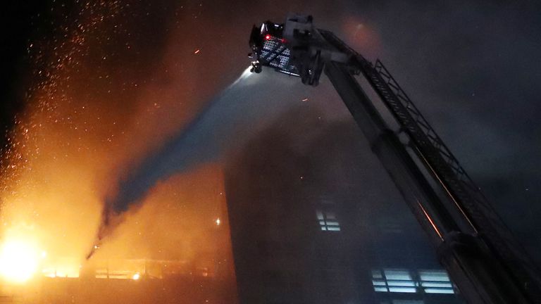 Une eau est pulvérisée pour éteindre un incendie dans un immeuble résidentiel de grande hauteur à usage mixte à Ulsan, Corée du Sud, le 9 octobre 2020. Yonhap via REUTERS ATTENTION RÉDACTEURS - CETTE IMAGE A ÉTÉ FOURNIE PAR UN TIERS.  CORÉE DU SUD.  PAS DE REVENTE.  PAS D'ARCHIVES.