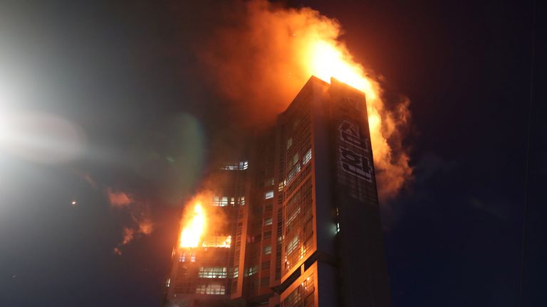 Un immeuble résidentiel de grande hauteur à usage mixte est englouti par un incendie à Ulsan, Corée du Sud, le 9 octobre 2020. Yonhap via REUTERS ATTENTION EDITORS - CETTE IMAGE A ÉTÉ FOURNIE PAR UN TIERS.  CORÉE DU SUD.  PAS DE REVENTE.  PAS D'ARCHIVES.