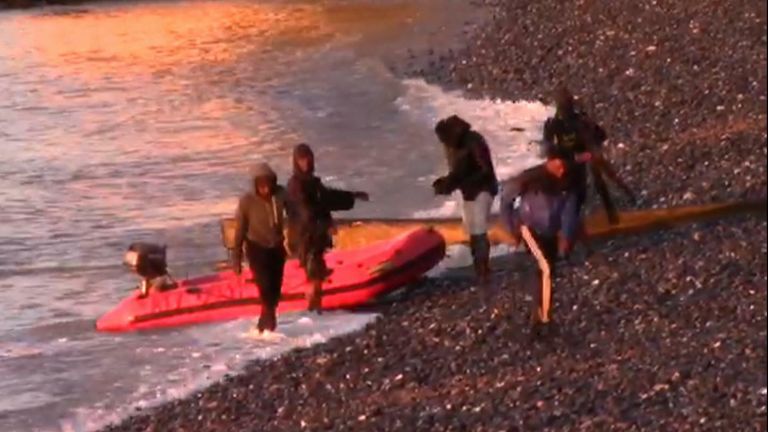 Aux petites heures du matin, les migrants débarquent leur bateau sur les galets de la baie de St Margaret, dans le Kent.