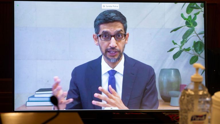 Le directeur général de Google et d'Alphabet, Sundar Pichai, a exhorté les politiciens à être `` réfléchis '' aux changements juridiques