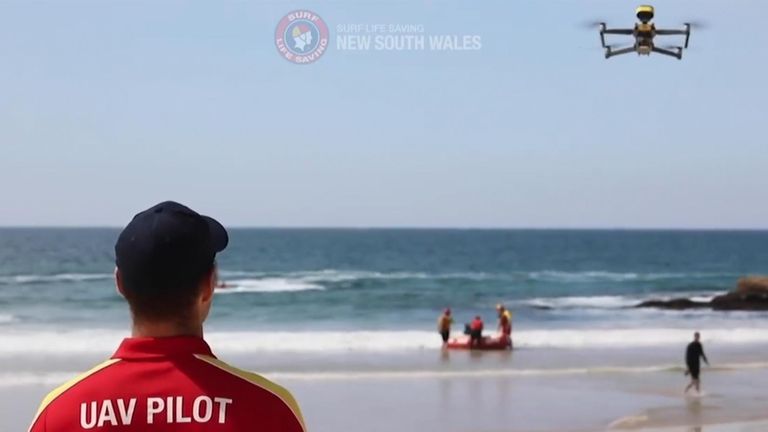 Des drones surveillent la plage à la recherche de requins