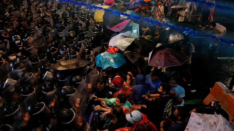 De l'eau avec du gaz lacrymogène tiré d'un canon à eau survole les manifestants lors d'une manifestation antigouvernementale, à Bangkok, Thaïlande, le 16 octobre 2020. REUTERS / Jorge Silva
