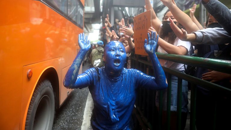 Un activiste pro-démocratie couvert de peinture bleue faisait partie des participants
